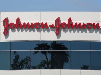 شعار شركة "جونسون آند جونسون" للصناعات الدوائية - AFP