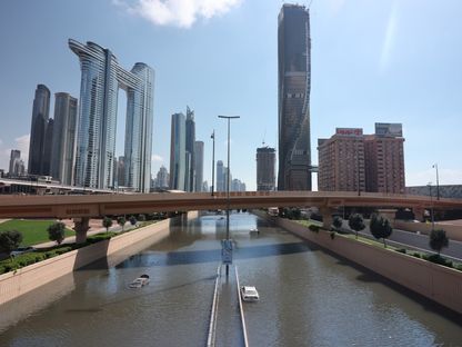 مركبات متروكة وسط مياه الفيضانات في وسط دبي، الإمارات، 17 أبريل 2024 - Bloomberg