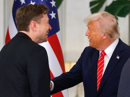 الرئيس الأميركي دونالد ترمب يتحدث مع الرئيس التنفيذي لشركة تسلا إيلون ماسك في قصر لوسيل بقطر. 14 مايو 2025 - REUTERS