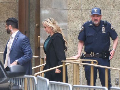 ستورمي دانييلز تغادر محكمة مانهاتن الجنائية في مدينة نيويورك بعد الإدلاء بشهادتها في محاكمة الرئيس الأميركي السابق دونالد ترمب بزعم التستر على مدفوعات مالية. 9 مايو 2024 - AFP