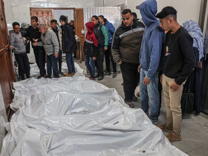 فلسطينيون أما جثامين ذويهم ضحايا القصف الإسرائيلي بالمستشفى الأوروبي في خان يونس بقطاع غزة. 5 مارس 2024 - AFP