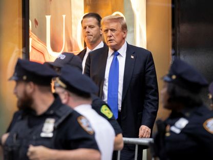 الرئيس الأميركي السابق دونالد ترمب خلال خروجه من محكمة في نيويورك بعد إدانته بـ34 تهمة جنائية. 30 مايو 2024 - REUTERS