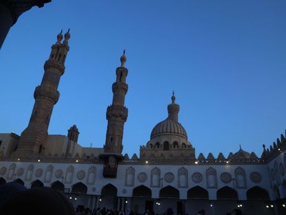 مآذن الجامع الأزهر التاريخية أثناء أداء المصلين لصلاة عيد الأضحى في صحن المسجد الواقع بالعاصمة المصرية القاهرة. 16 يونيو 2024 - Arab World Press (AWP)