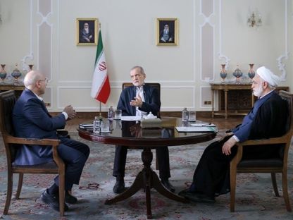 الرئيس الإيراني مسعود بزشكيان يجتمع مع رئيس البرلمان محمد باقر قاليباف ورئيس السلطة القضائية حسین محسنی إيجئي في طهران. 31 يونيو 2025 - @PressTV