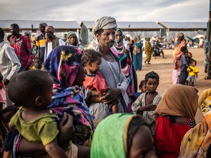 لاجئون سودانيون فروا من الحرب في السودان يتجمعون بجوار شاحنة تقل عائلات أثناء وصولهم إلى مركز عبور للاجئين في الرنك على الحدود مع جنوب السودن في 13 فبراير 2024- AFP - AFP