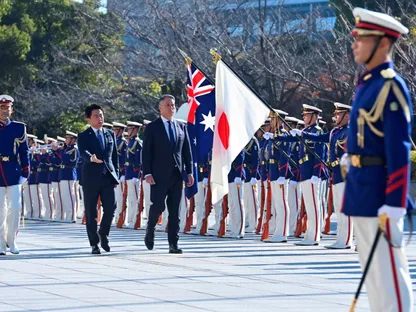 وزير الدفاع الياباني شينجيرو كويزومي يستقبل نظيره الأسترالي ريتشارد مارليس في طوكيو. 7 ديسمبر 2025 - Reuters