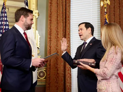 ماركو روبيو يؤدي اليمين الدستورية كوزير للخارجية أمام نائب الرئيس الأميركي جيه دي فانس في البتي الأبيض. 21 يناير 2025 - REUTERS