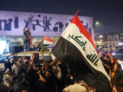 عراقيون يحتفلون بظهور النتائج الأولية لانتخابات مجلس النواب في العاصمة العراقية بغداد. 12 نوفمبر 2025 - REUTERS