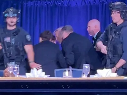 بالصور.. إجلاء ترمب بعد إطلاق نار في حفل عشاء مراسلي البيت الأبيض