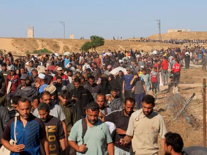 فلسطينيون يتجمعون للحصول على جمع مساعدات من مؤسسة غزة الإنسانية في خان يونس بجنوب قطاع غزة. 29 مايو 2025 - REUTERS
