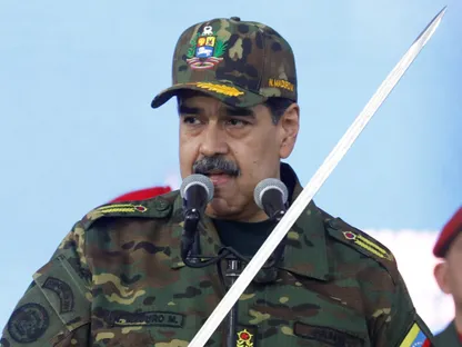 الرئيس الفنزويلي نيكولاس مادورو يحمل سيف سيمون بوليفار خلال مسيرة في كاراكاس ضد التصعيد المحتمل للإجراءات الأمريكية تجاه البلاد. 25 نوفمبر 2025 - REUTERS