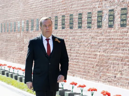 ميدفيديف يثير الجدل حول جرينلاند.. وروسيا تنفي خطط السيطرة