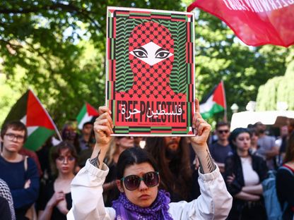 طلاب ونشطاء يشاركون في مظاهرة تضامنية مع فلسطين أمام مبنى جامعة جاجيلونيان في كراكوف ببولندا. 15 مايو 2024 - AFP