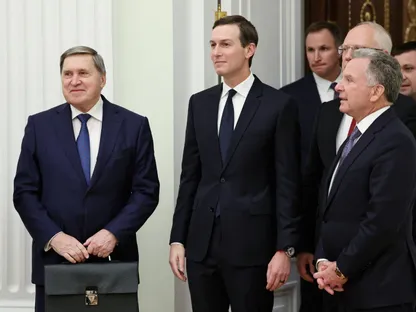 المبعوثان الأميركيان ستيف ويتكوف وجاريد كوشنر مع الممثل الرئاسي الخاص للاستثمار والتعاون الاقتصادي الروسي كيريل ديميترييف عقب مباحثات بشأن أوكرانيا في موسكو بمشاركة الرئيس فلاديمير بوتين. 3 ديسمبر 2025 - رويترز