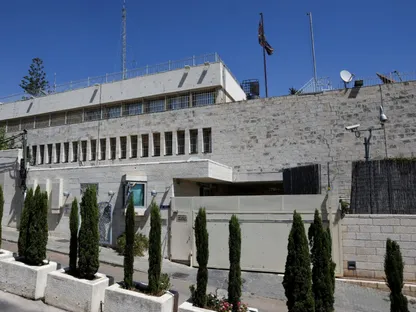 بريطانيا تزيل لافتات قنصليتها في القدس الشرقية مع انتهاء مهلة إسرائيلية لإغلاقها
