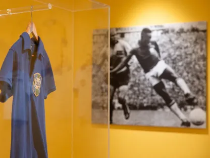 بيع قميص بيليه في نهائي كأس العالم 1958 مقابل 4.9 مليون دولار