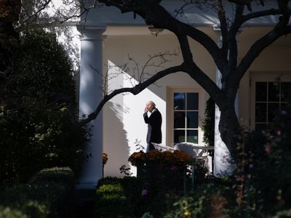 الرئيس الأميركي جو بايدن في الحديقة الجنوبية للبيت الأبيض. واشنطن، الولايات المتحدة. 1 نوفمبر 2023. - Reuters