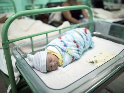 طفل حديث الولادة في مستشفى بكوبا. 19 يونيو 2015 - REUTERS