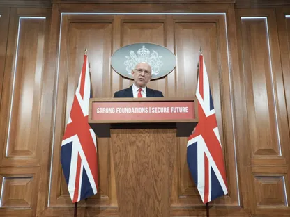 وزير الدفاع البريطاني جون هيلي يلقي خطاباً عن تطوير صناعة الدفاع في مقر الحكومة وسط لندن. 19 نوفمبر 2025 - REUTERS