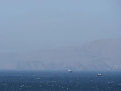 ترمب يحذر إيران من فرض رسوم على عبور السفن مضيق هرمز