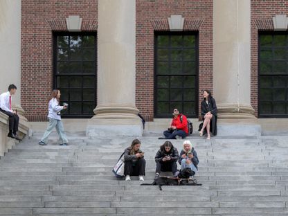 طلاب يتجمعون في حرم جامعة هارفارد في كامبريدج بولاية ماساتشوستس- 23 مايو 2025 - Reuters