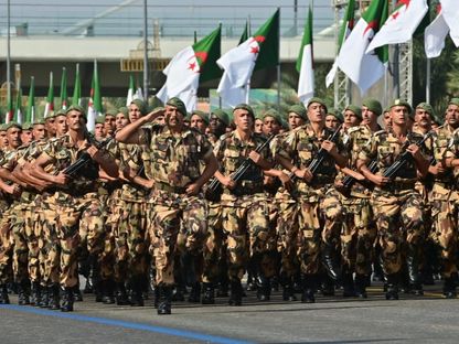 عناصر من الجيش الجزائري خلال استعراض عسكري في الجزائر. 1 نوفمبر 2024 - Aps