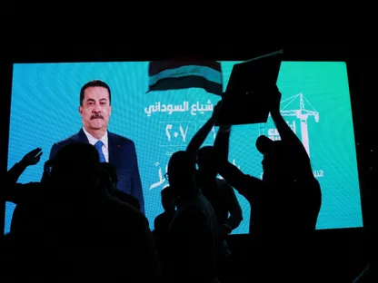 أنصار تحالف إعادة الإعمار والتنمية يحتفلون بعد إعلان النتائج الأولية للانتخابات في بغداد بالعراق. 12 نوفمبر 2025 - REUTERS