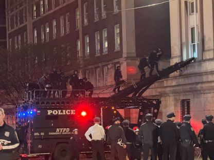 قوات الشرطة تستخدم مدرعة خاصة لاقتحام مبنى في جامعة كولومبيا لإخلائه من الطلبة. نيويورك. 30 أبريل 2024 - REUTERS