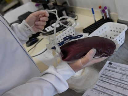 ممرضة تحمل كيسا من دم المتبرعين في بنك الدم في ساو لوكاس بالبرازيل. 8 يونيو 2022 - AFP
