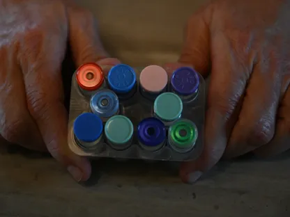 سيدة تحمل قوارير تحتوي على مكونات أدوية لإنقاص الوزن في جنوب ميزوري بالولايات المتحدة. 24 أبريل 2025 - Reuters