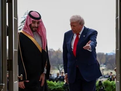 الرئيس الأميركي دونالد ترمب وولي العهد السعودي الأمير محمد بن سلمان يدخلان البيت الأبيض في العاصمة واشنطن بالولايات المتحدة. 18 نوفمبر 2025 - REUTERS