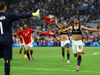 إبراهيم عادل لاعب منتخب مصر يحتفل بعد فوز بلاده بركلات الترجيح ضد باراجواي. 2 أغسطس 2024 - رويترز