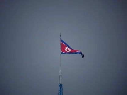 علم كوريا الشمالية يرفرف في قرية جيجونغدونغ الدعائية في كوريا الشمالية، في صورة التُقطت بالقرب من قرية بانمونجوم داخل المنطقة منزوعة السلاح (DMZ) التي تفصل بين الكوريتين، كوريا الجنوبية. 19 يوليو 2022 - Reuters