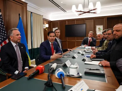 وزير الخارجية الأميركي ماركو روبيو يتوسط المبعوث الخاص ستيف ويتكوف وجاريد كوشنر صهر الرئيس الأميركي في مفاوضات مع الوفد الأوكراني في مدينة هالانديل بيتش بولاية فلوريدا. 30 نوفمبر 2025 - REUTERS
