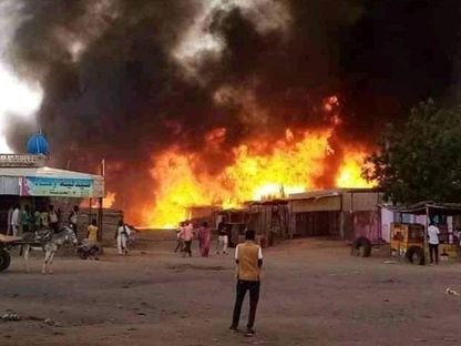 تصاعد ألسنة النيران وأعمدة الدخان في سوق للماشية في الفاشر، عاصمة ولاية شمال دارفور السودانية جراء الحرب بين الجيش وقوات الدعم السريع. 1 سبتمبر 2023 - AFP