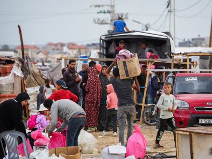 فلسطينيون يحزمون أمتعتهم للفرار من رفح جنوبي قطاع غزة استعداداً للبدء في نزوح جديد داخل القطاع بينما تستعد إسرائيل لاجتياح المدينة التي تأوي أكثر من مليون نازح. 13 مايو 2024 - AFP