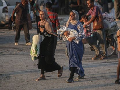 نازحات فلسطينيات يغادرن الأحياء الشرقية بعد أوامر الجيش الإسرائيلي بإخلاء أجزاء من مدينة خان يونس جنوب قطاع غزة. 1 يوليو 2024 - Bloomberg