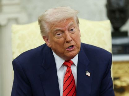 الرئيس الأميركي دونالد ترمب خلال لقائه مع رئيس الوزراء الكندي مارك كارني، 6 مايو 2025 - REUTERS