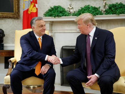 الرئيس الأميركي السابق دونالد ترمب خلال لقائه مع رئيس الوزراء المجري فيكتور أوربان في البيت الأبيض بواشنطن. 13 مايو 2019 - REUTERS