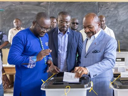الرئيس الجابوني يدلي بصوته في الانتخابات الرئاسية - REUTERS