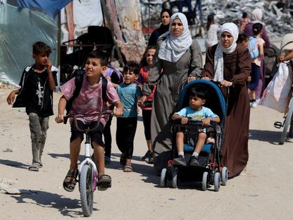 فلسطينيون يحملون أمتعتهم أثناء فرارهم من هجمات الجيش الإسرائيلي في خان يونس جنوب قطاع غزة. 3 يونيو 2025 - Reuters