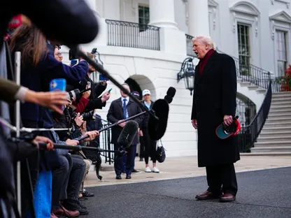 الرئيس الأميركي دونالد ترمب يتحدث إلى وسائل الإعلام في الحديقة الجنوبية بالبيت الأبيض. 22 نوفمبر 2025 - Reuters