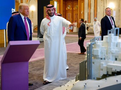 ولي العهد السعودي الأمير محمد بن سلمان يتحدث إلى الرئيس الأميركي دونالد ترمب خلال منتدى الاستثمار السعودي الأميركي في الرياض. 13 مايو 2025 - REUTERS