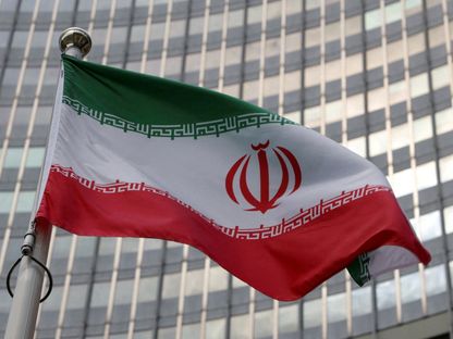 علم إيران أمام مقر الوكالة الدولية للطاقة الذرية في العاصمة النمساوية فيينا، 5 يونيو 2023 - Reuters
