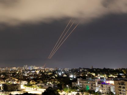 الدفاعات الجوية الإسرائيلية تعترض عدداً من المسيرات فوق سماء عسقلان خلال الهجوم الإيراني على إسرائيل. 14 أبريل 2024 - Reuters