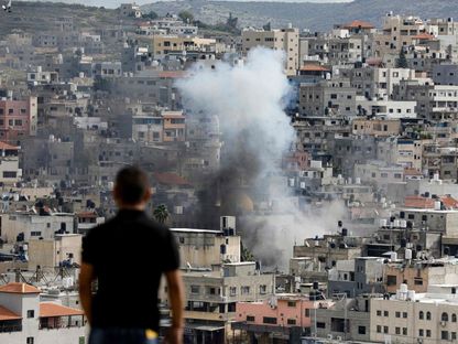 أدخنة متصاعدة على إثر اقتحام القوات الإسرائيلية لمخيم نور شمس للاجئين الفلسطينيين بالضفة الغربية المحتلة. 4 يناير 2024 - AFP