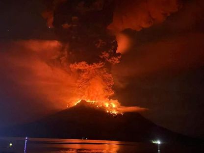 حمم بركانية تتصاعد من بركان روانج في مقاطعة شمال سولاويسي، إندونيسيا، 18 أبريل 2024 - Reuters