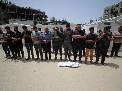 فلسطينيون يؤدون صلاة الجنازة على جثمان طفل قتلته الغارات الإسرائيلية على شمال غزة، 17 مايو 2025 - REUTERS