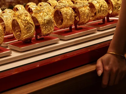 تراجع أسعار الذهب والفضة وسط ارتفاع الدولار وموجة بيع واسعة النطاق