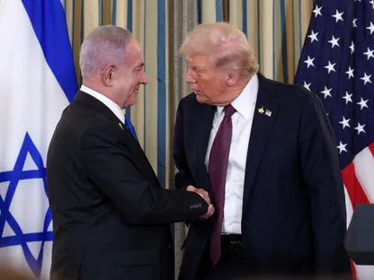 الرئيس الأميركي دونالد ترمب يصافح رئيس الوزراء الإسرائيلي بنيامين نتنياهو خلال مؤتمر صحافي في البيت الأبيض. 29 سبتمبر 2025 - Reuters
